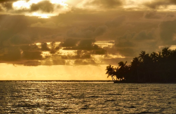 2015 04 18 1730 Makemo sunset